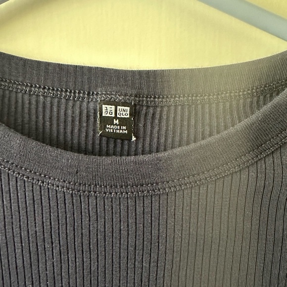 Uniqlo Women's Dark Gray Ribbed Short Sleeve Top - Picture 3 of 4